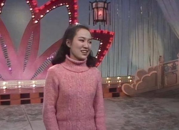 沪深策略 24岁爆红春晚，她为爱远赴美国，却落得事业婚姻两空