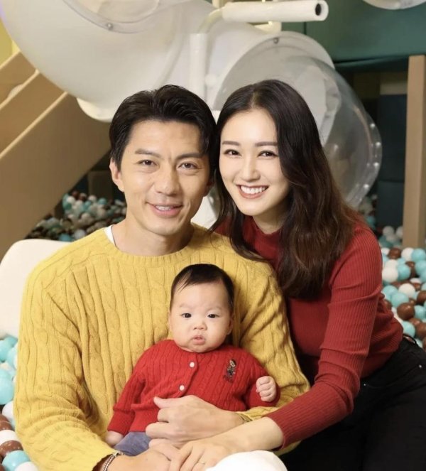 金控配资· TVB人气cp罕见合体！头贴头亲密合照，男方上个月宣布妻子怀二胎